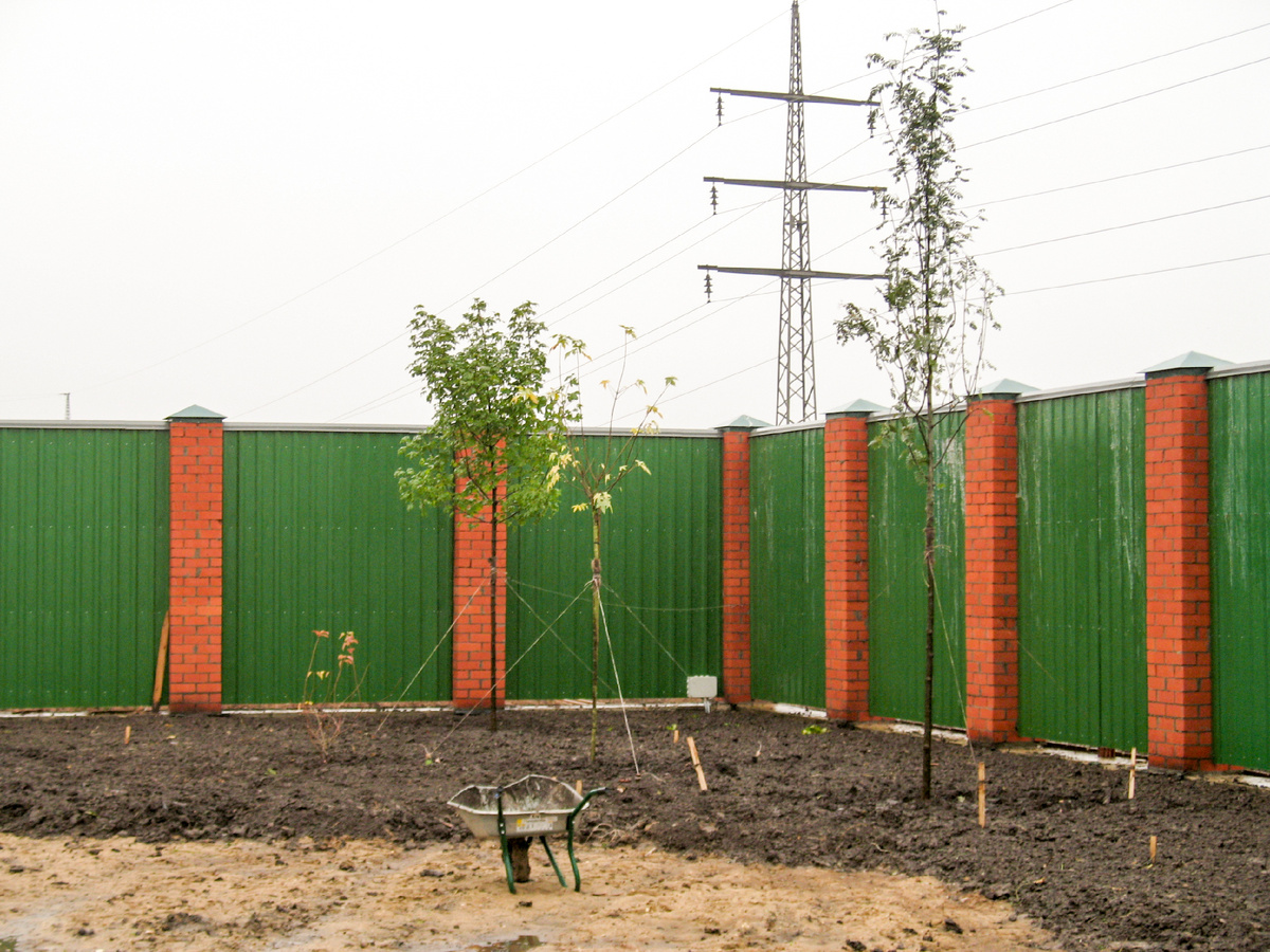 ЛЭП возле участка - не самое благоприятное соседство.