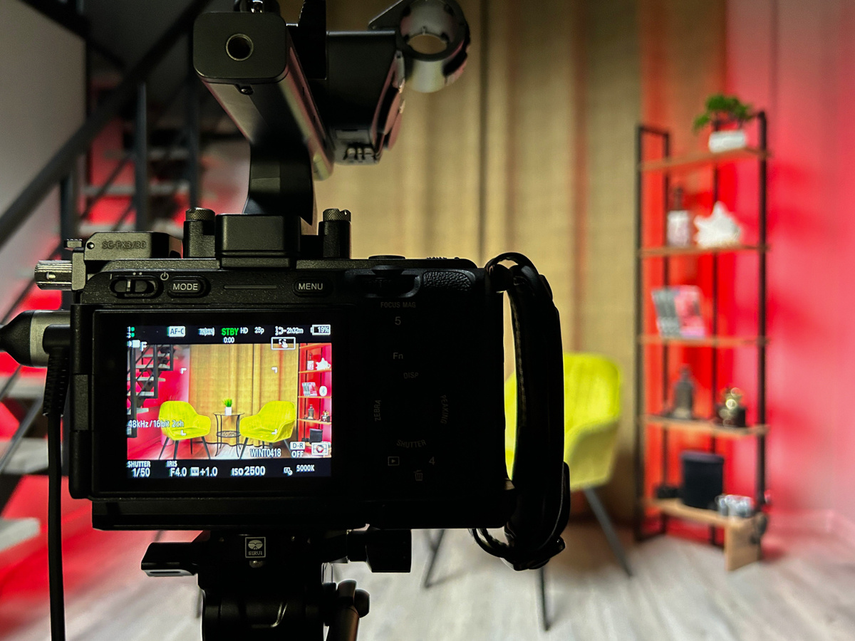 В студии studiocreator.ru есть разные локации, которые можно менять и перестаривать под задачи Заказчика.