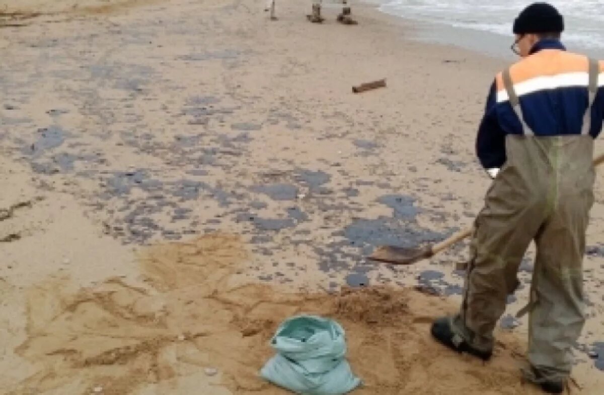    Новые пятна нефтепродуктов нашли на пляжах Севастополя после шторма