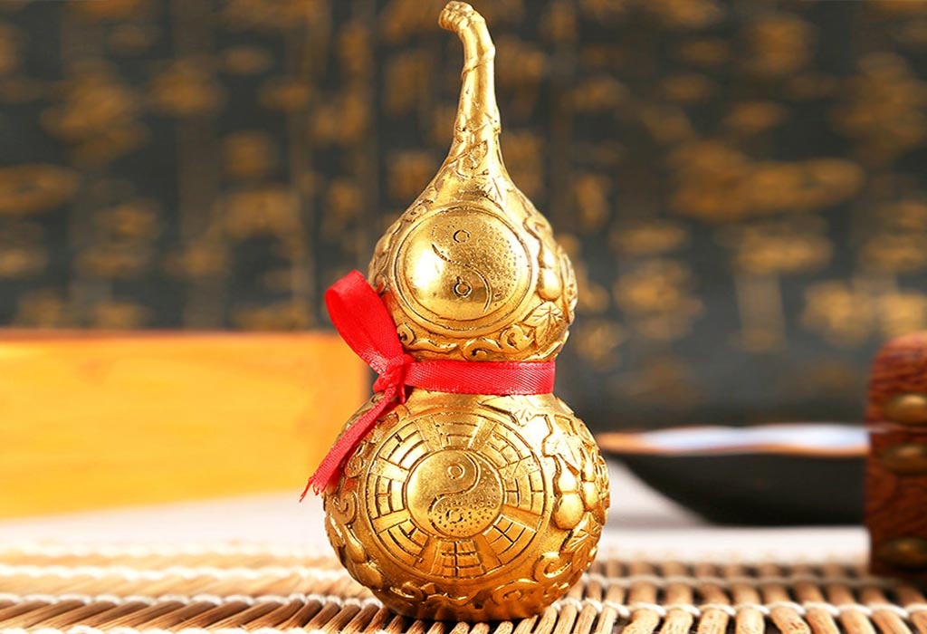 Время от времени металлическую тыкву нужно чистить: наполнить солью, оставить на день-два, затем промыть.