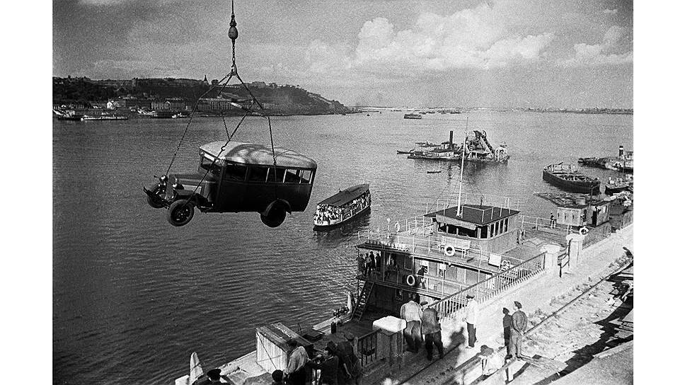 После начала бензинового кризиса продукции ГАЗа было легче покинуть Горький по Волге, чем посуху.📷Фото: Фридлянд Семен / Фотоархив журнала «Огонёк» / Коммерсантъ