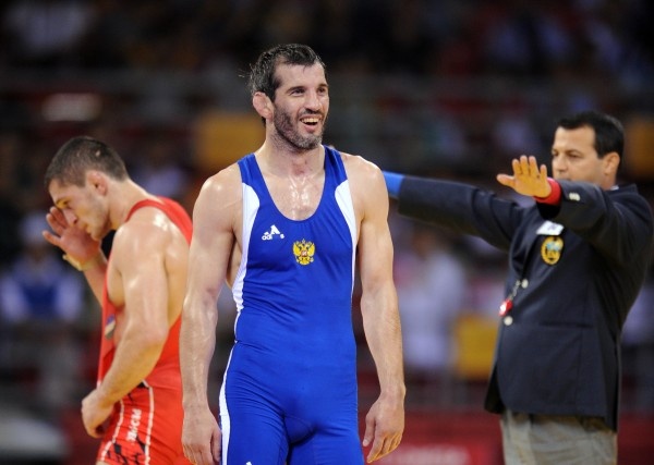    Российский спортсмен Бувайсар Сайтиев (в синей форме), завоевавший золотую медаль в вольной борьбе и спортсмен из Узбекистана Сослан Тигиев (в красной форме) на Олимпийских играх. 20 августа 2008 ГОДА. /Григорий Сысоев/ ИТАР-ТАСС