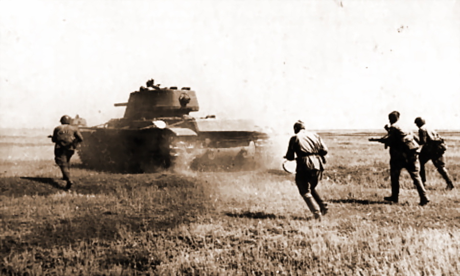 Советская пехота в атаке при поддержке танка КВ
