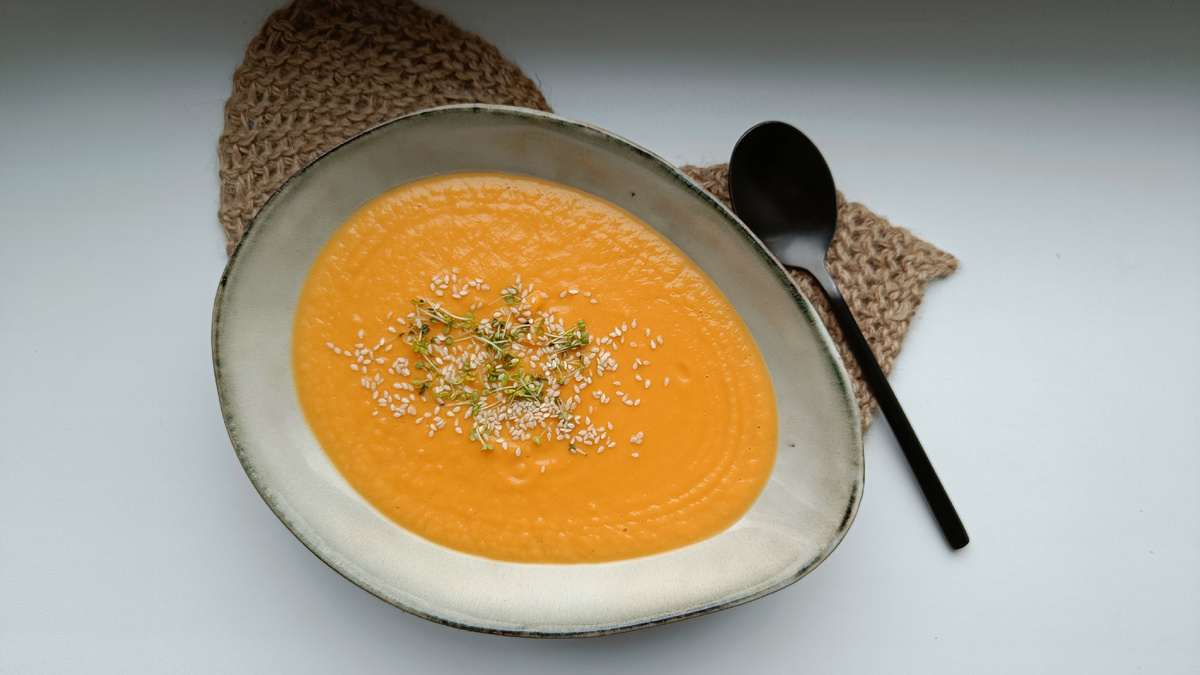 Сверху посыпала микрохеленью и кунжутом.