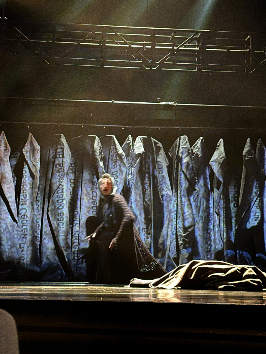 Вешалка. Сцена из спектакля. Фото автора. 