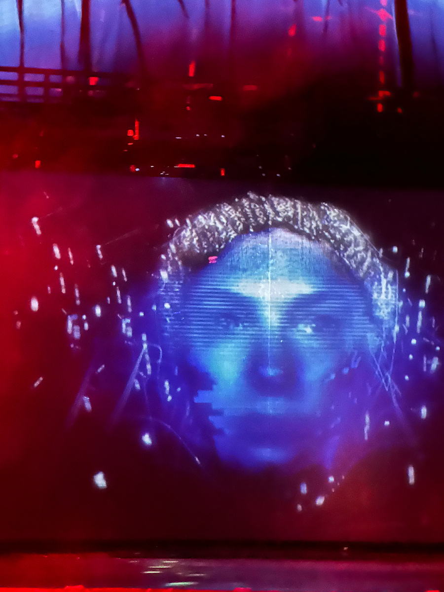 Сцена изспектакля «Восемь снов». МДТ Санкт- Петербург. Фото автора.