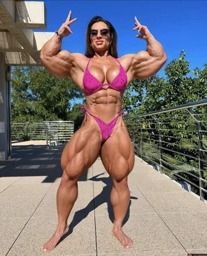 Как будет выглядеть маленькая 40-килограммовая женщина, после того как подышит возле гантелей. Осторожно!!!