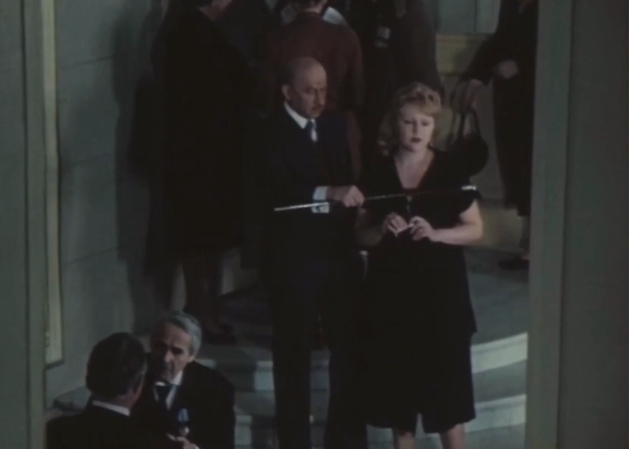 Очень характерный жест, призванный напомнить, кто в этом тандеме всё контролирует