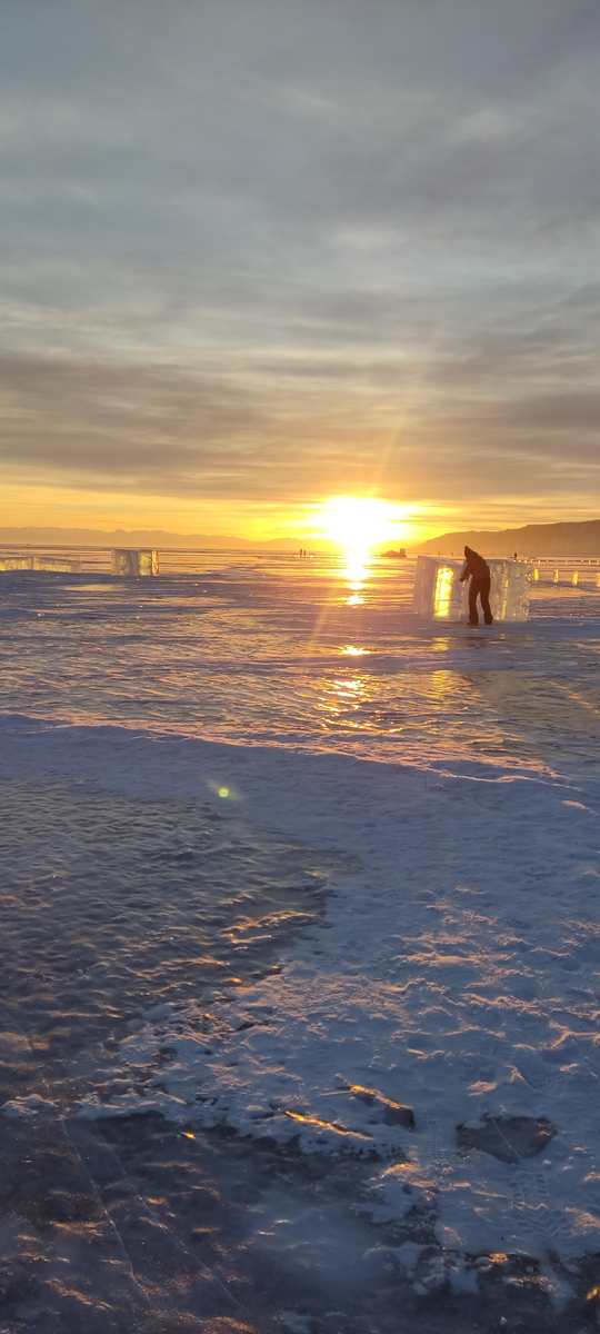 Пос. Листвянка, строят скульптуры изо льда.