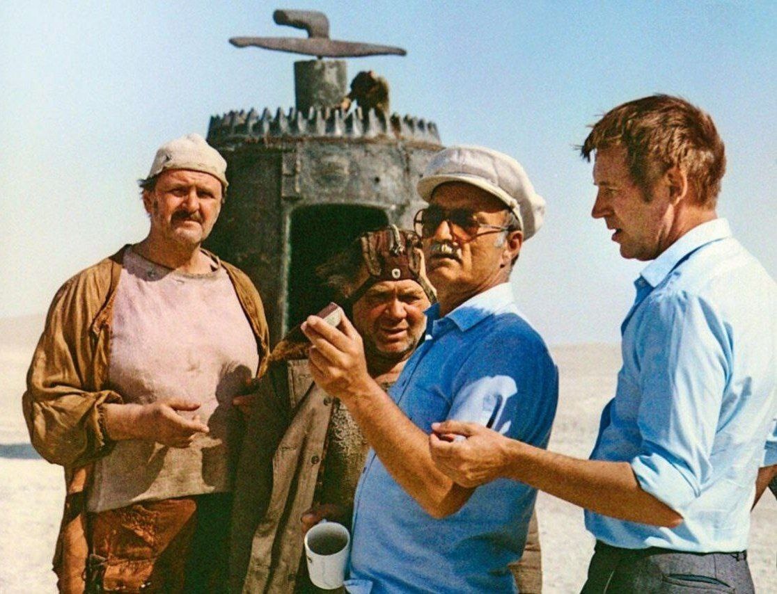 Г. Данелия с артистами на съёмках фильма "Кин-дза-дза"/ тг-канал "Советское-постсоветское"