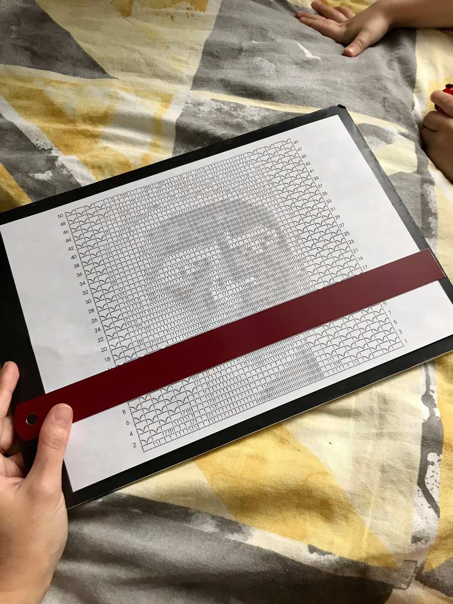 Магнитный держатель для схем, у меня самодельный (пластик + магнитный винил, металлическая линейка)