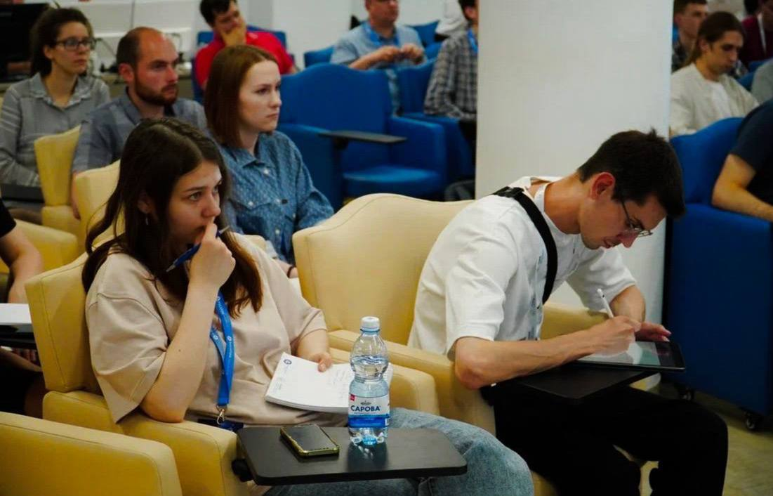 Я на лекции школы по физике элементарных частиц и космологии им. В. А. Рубакова