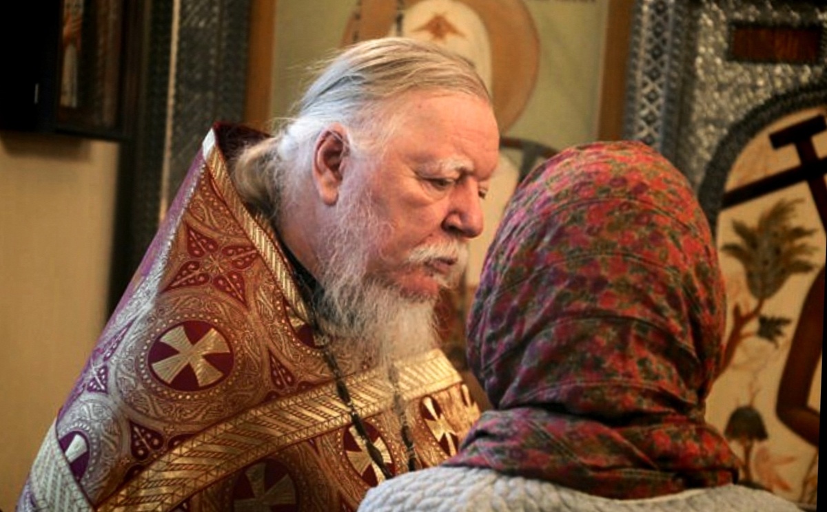 Протоиерей Димитрий Смирнов принимает исповедь в храме.