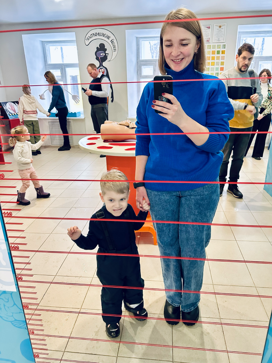 Куда же без селфи? Даже папа попал в кадр.