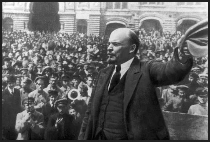 Агент Ульянов прячется в пломбирном вагоне.