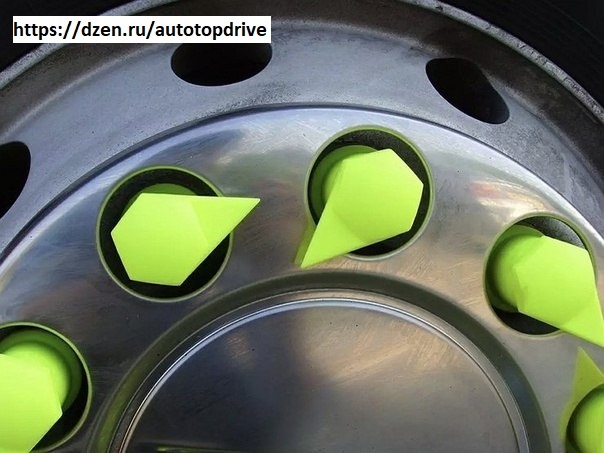 Зачем дальнобойщики надевают на колесные болты специальные колпачки со стрелкой