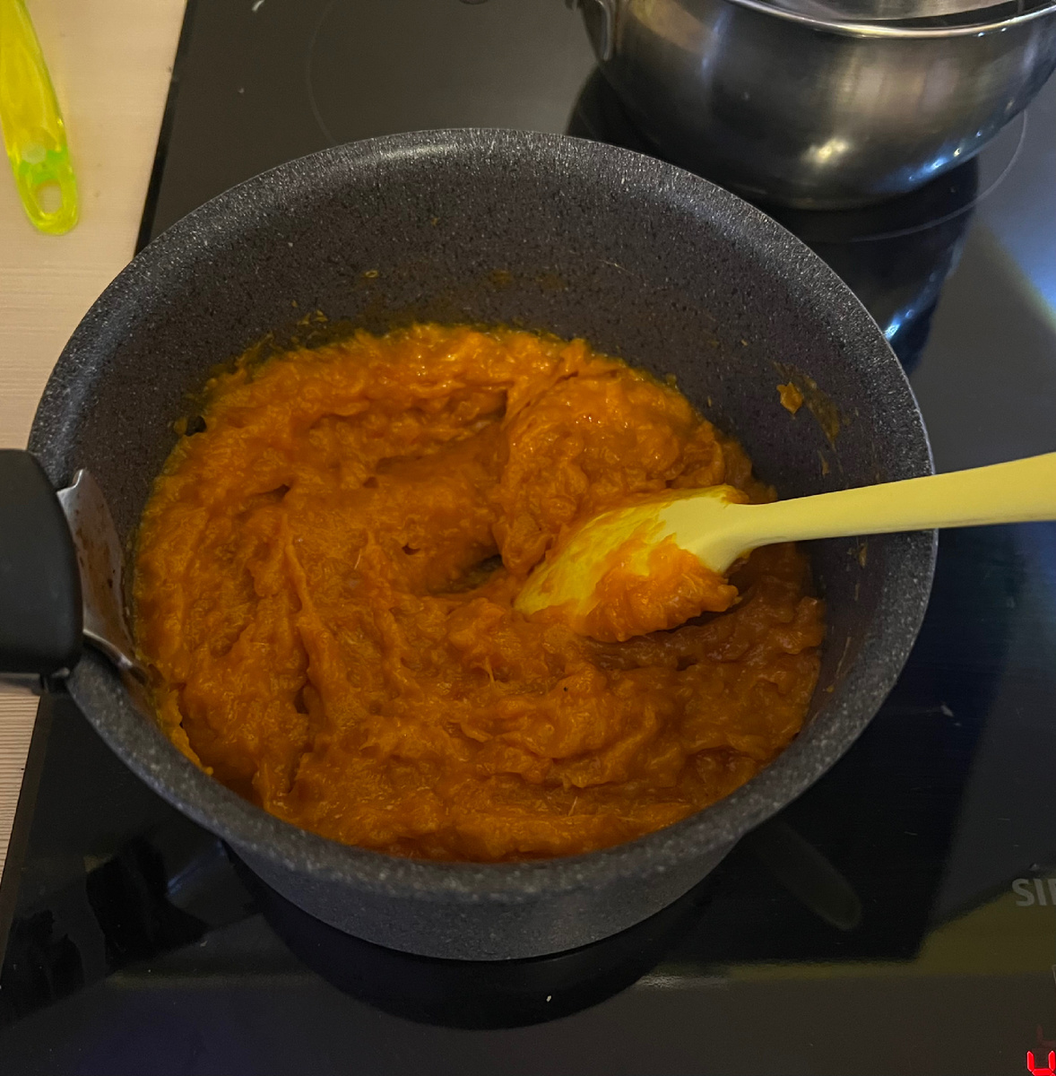 Я вариала конфетюр сразу на несколько блюд, поэтому в сотенике много.