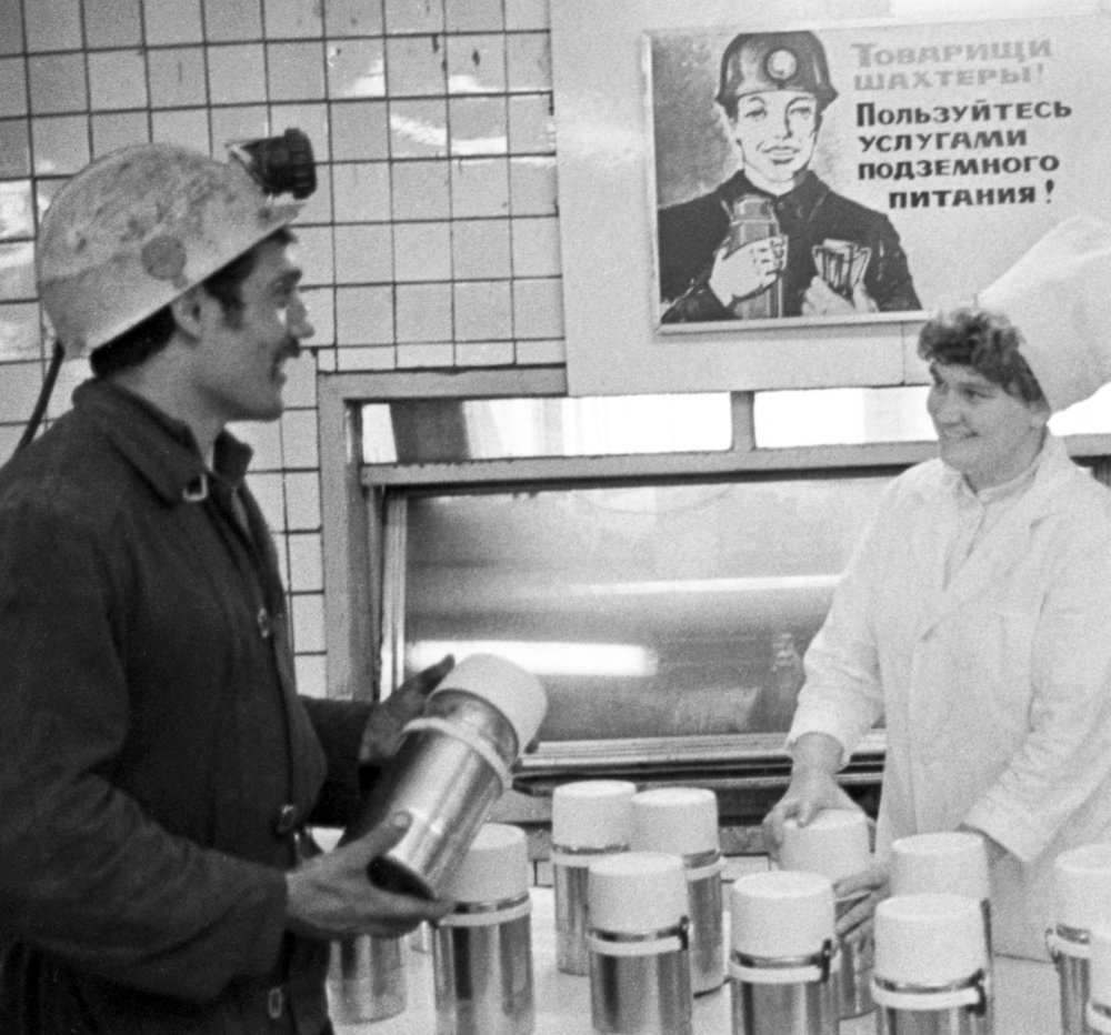 Выдача горячего питания на шахте "Комсомолец Донбасса", 1985 год. На фото видны те самые термосы с едой, с которыми шахтеры спускались под землю