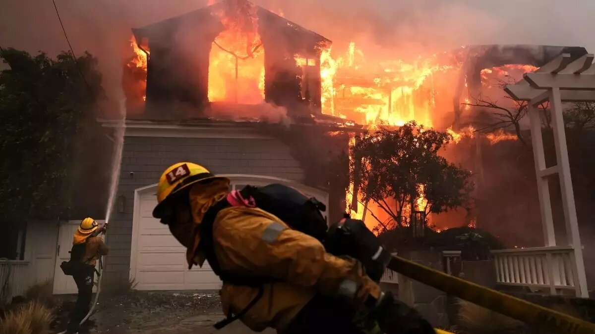 Пожар в Калифорнии не могут потушить вторые сутки. Фото: Los Angeles Times