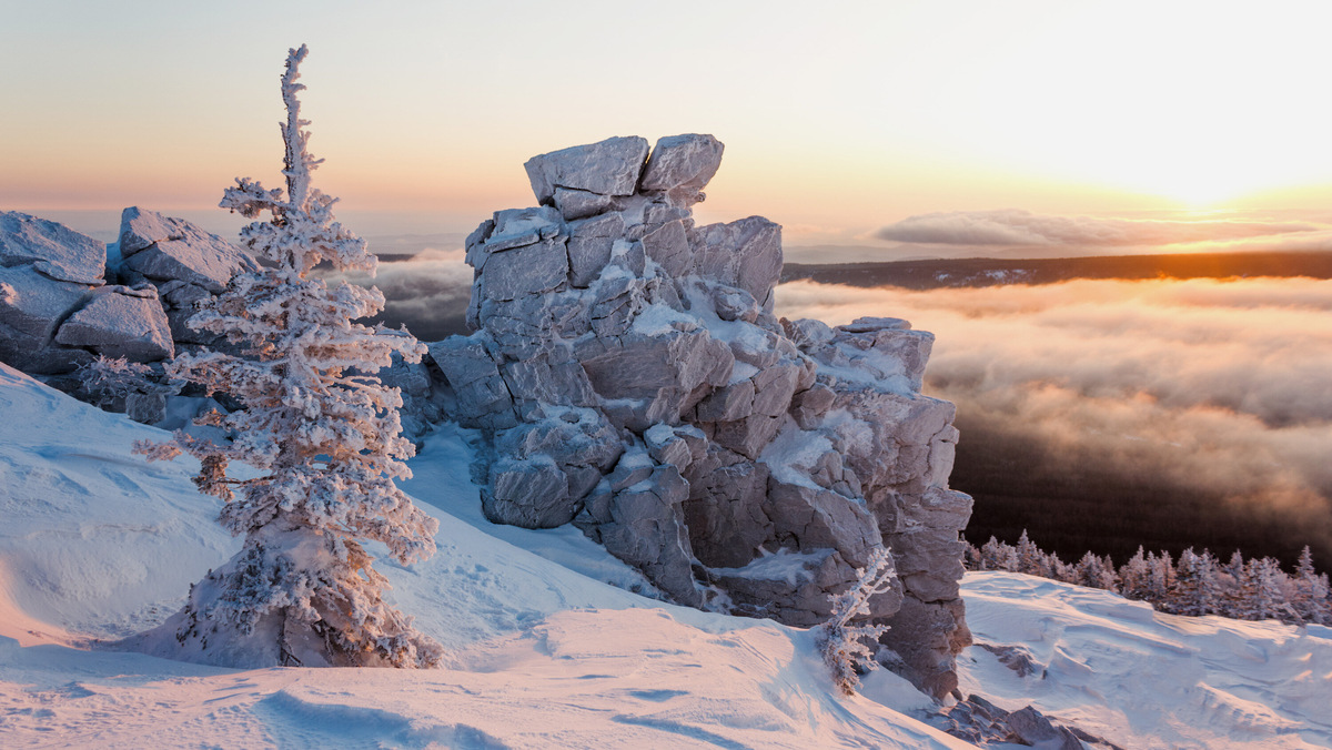 Устойчивый снежный покров ложится обычно в начале декабря и не тает до апреля. На вершинах гор ветренее и холоднее, чем в долинах, примерно на три градуса. Фото: Shutterstock