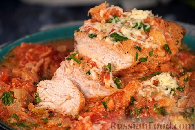 куриное филе, лук репчатый, сыр моцарелла, оливки, сливки, помидоры консервированные в собственном соку, чеснок, масло растительное, соль, перец чёрный молотый, базилик, мускатный орех молотый, приправа для курицы, зелень петрушки