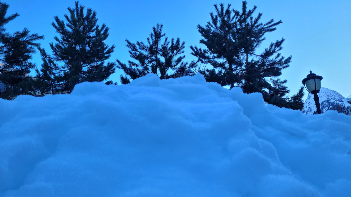 Снег в горах