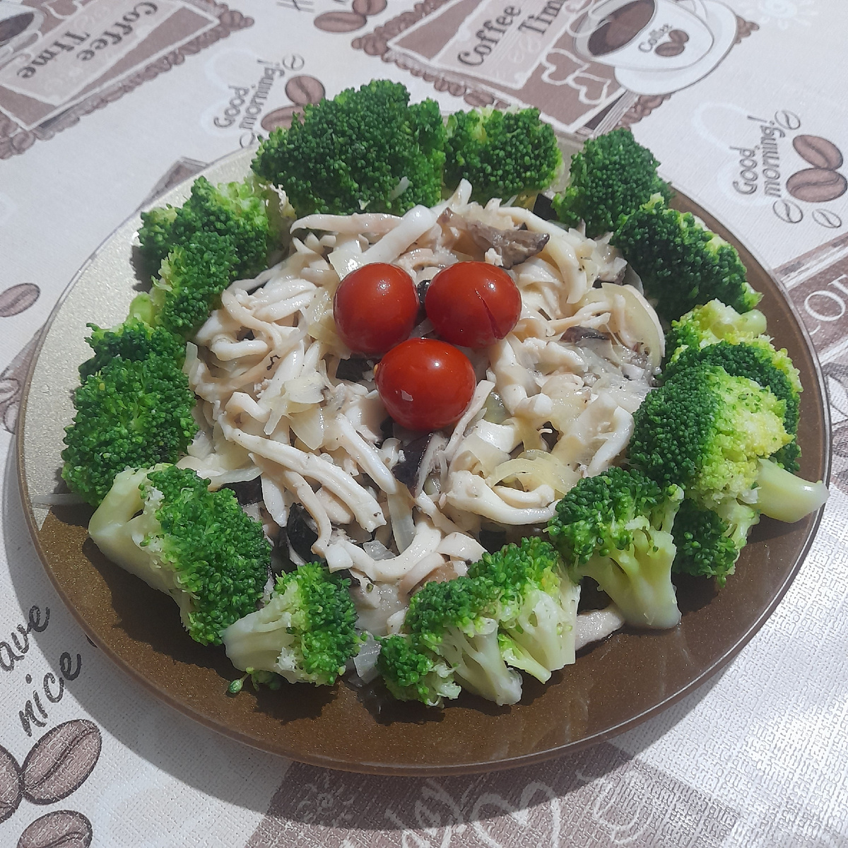 Кальмары с луком и грибами