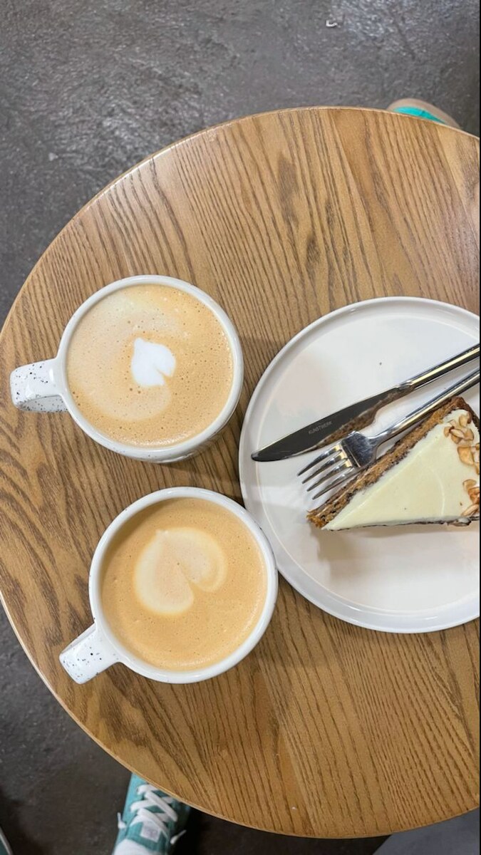 больше всего нравится такой торт в Скуратове и в Старбакс, маоо крема и много орешков