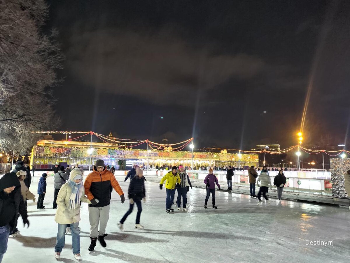 Это самое начало, людей еще немного