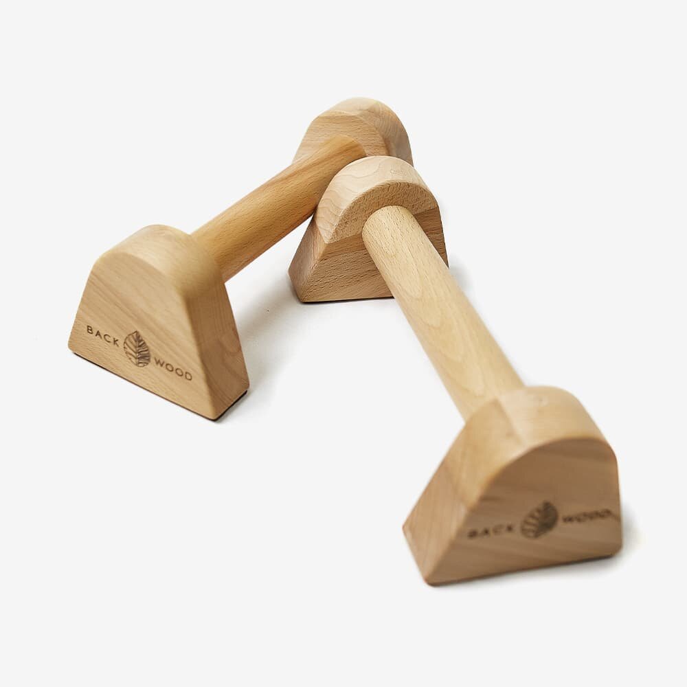 Это паралетсы (упоры для отжиманий). Их чаще используют гимнасты, но и нам никто не запретил