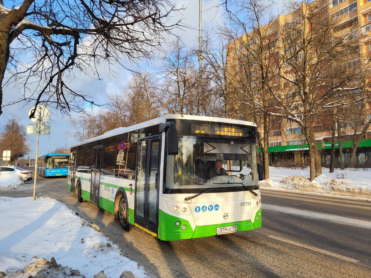 Брендирование было действительно глобальным. На фото - последний бело-зелëный автобус в последние недели эксплуатации в декабре 2024 года, фото моё. 