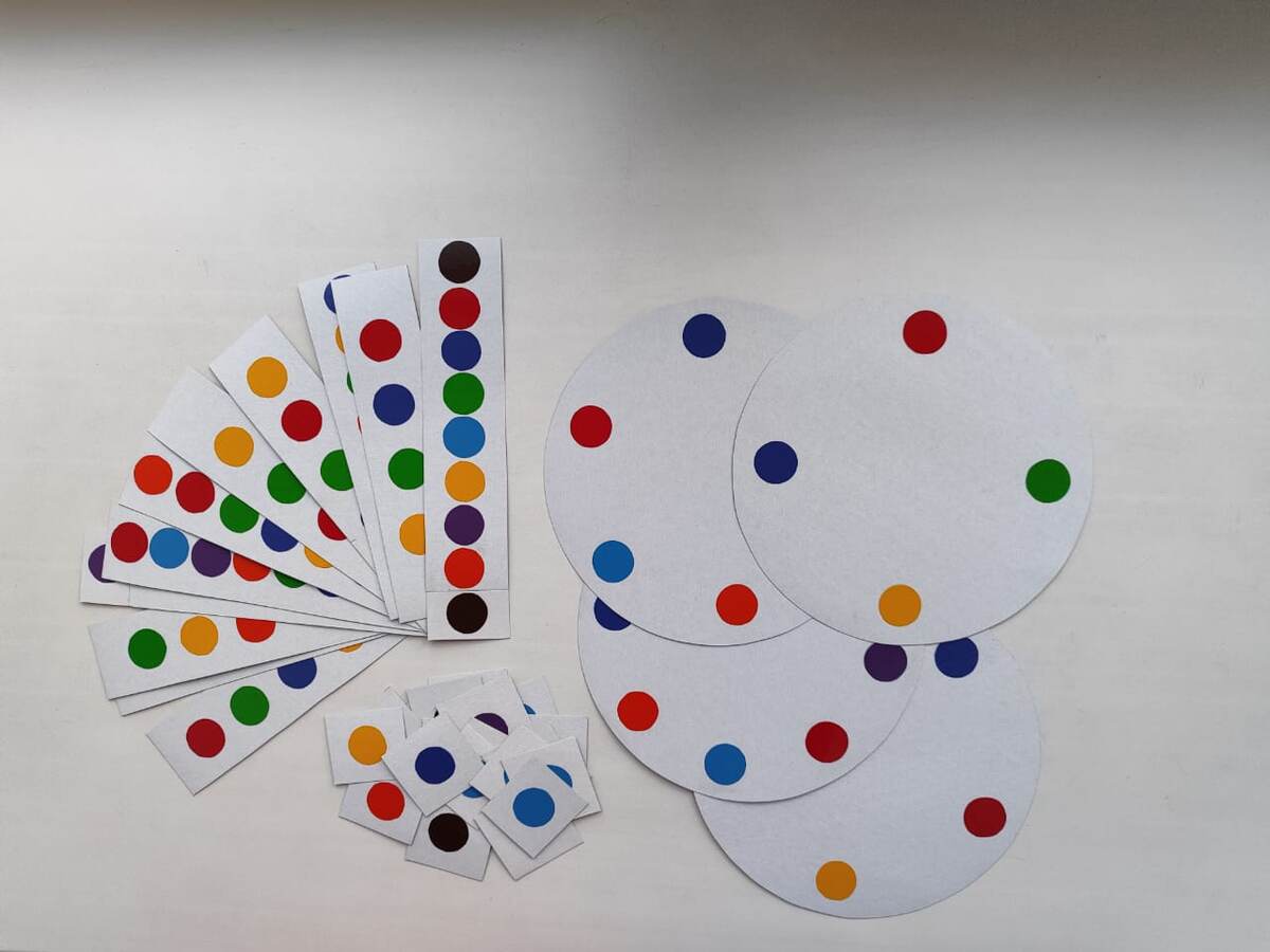 Данная игра способствует развитию внимания, моторики рук, поможет запомнить цвета.  Игровые поля имеют разное количество цветов. Можно самостоятельно выкладывать цветовые дорожки, а можно использовать готовые.