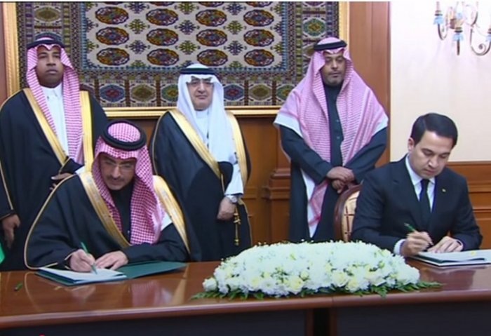 Директор Саудовского фонда развития Султан Абдулрахман Аль-Маршадом и председатель Внеэкономбанка Туркменистана Рахимберди Джепбаров подписывают документы, 7 января, 2025 год, Ашхабад, Туркменистан (Фото: Watan habarlary)