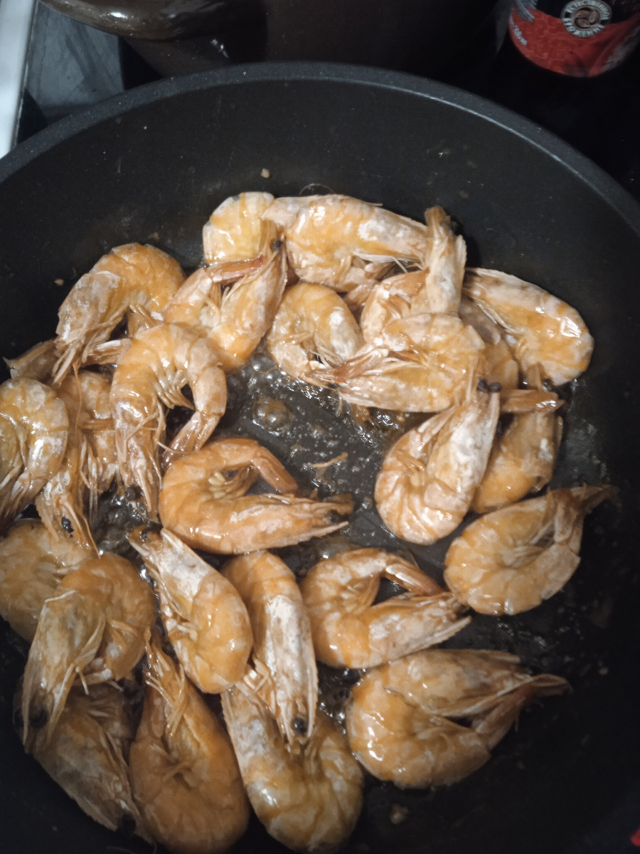 Креветки на сковороде. Что может быть аппетитнее? 