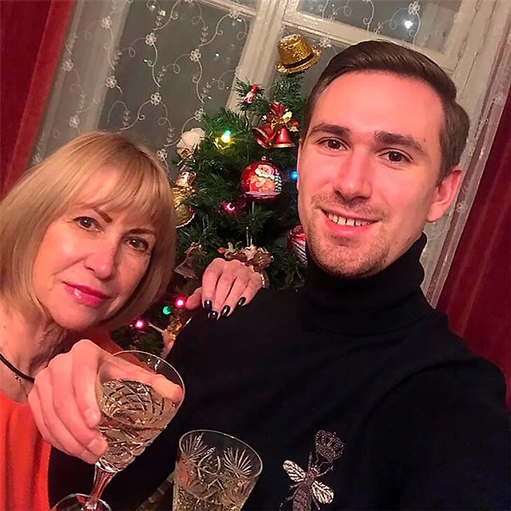 "Ты слышишь, мама, будь всегда со мною рядом! Мама мне ведь большегоо не надо!"