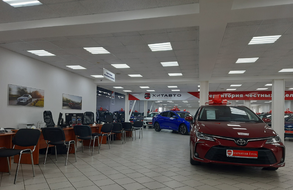 Надпись на стене: Хит авто Территория честных. На заборе тоже написано, или стоит насторожиться?