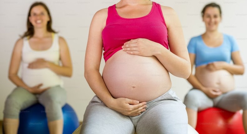 Аккуратно дозировать нагрузку надо тем, кто вступил в беременность с избыточным весом. Занятия лучше проводить под контролем опытного специалиста