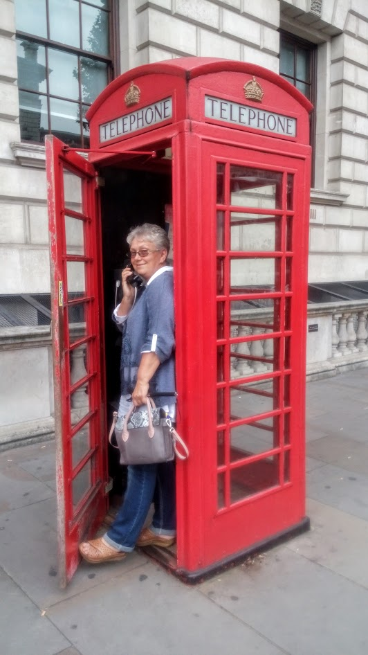 Нашла фото этой сумочки на ее родине: В Англии. 2018 год