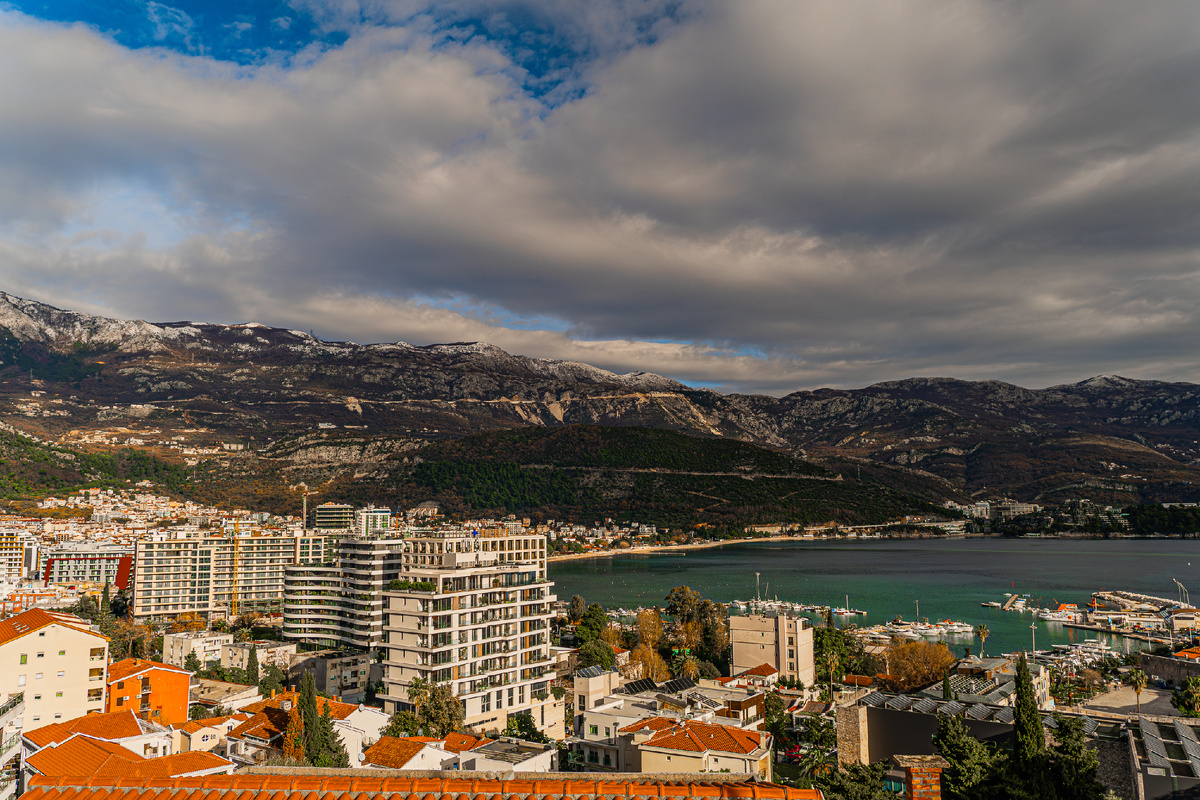 Будва и снежные вершины, декабрь 2024