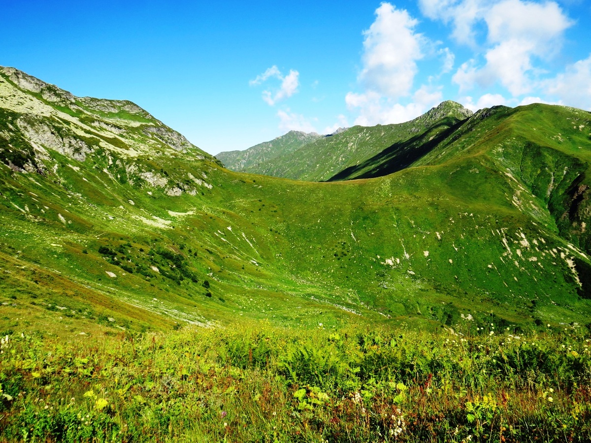 Полукруглая долинка после перевала Джургва. Есть остатки тропы.