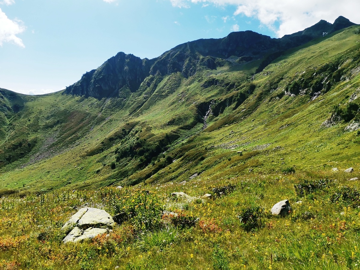 Издалека видна как бы подрезка тропы, а вблизи - сложно разобрать.