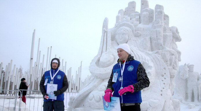    Гран-при фестиваля — специальный приз мэра Новосибирска Максима Кудрявцева — взяла команда «Грань» из Якутска за скульптуру «Лена — большая река». Фото Михаила Перикова