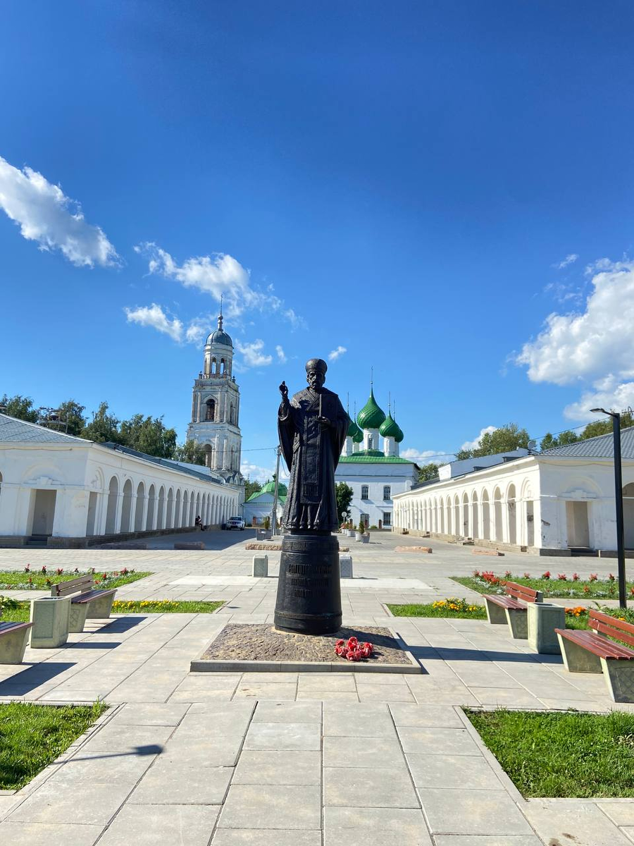 Пошехонье площадь Свободы, жанровая скульптура "Книга Пошехонья"