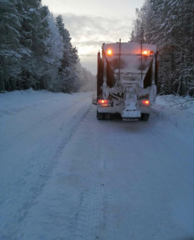    Более 100 единиц техники вышли на трассы Карелии бороться со снегопадом