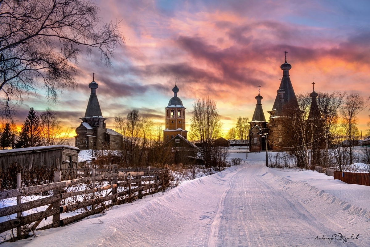 Храмы в  архангельском селе Нёнокса. Фото Александра ЖУРАВЛЁВА.
