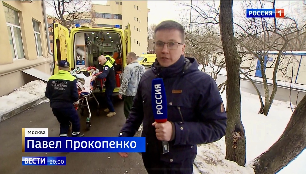 В Москву доставлены 9 пострадавших. В том числе, сюда, в центр травматологии и ортопедии имени Приорова, два человека. Вот скорые подьехали к приемному отделению и одного из пострдавших транспортируют в больницу