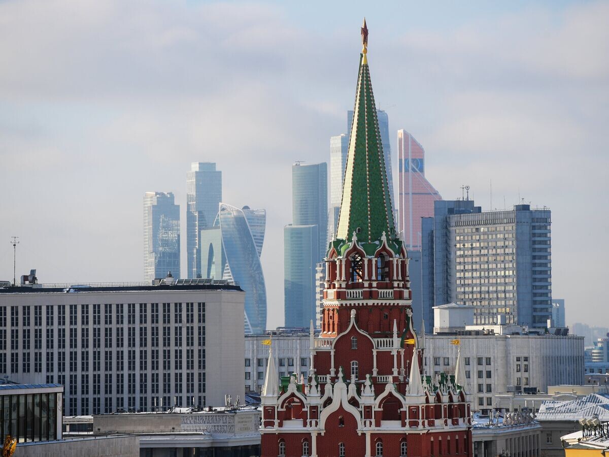    % Никольская башня Московского Кремля и небоскребы Москва-сити© РИА Новости . Григорий Сысоев