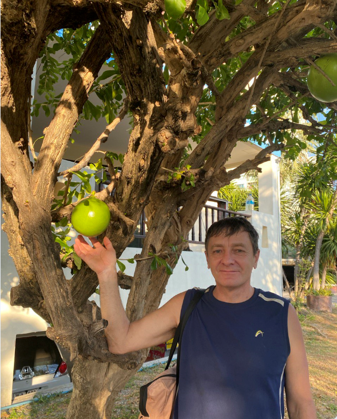 Попросила супруга немного попозировать на фоне «райского яблочка»!