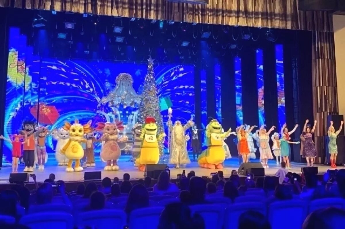    Жителей Уфы удивили ростовые куклы спектакля «Елка телеканала Мульт»