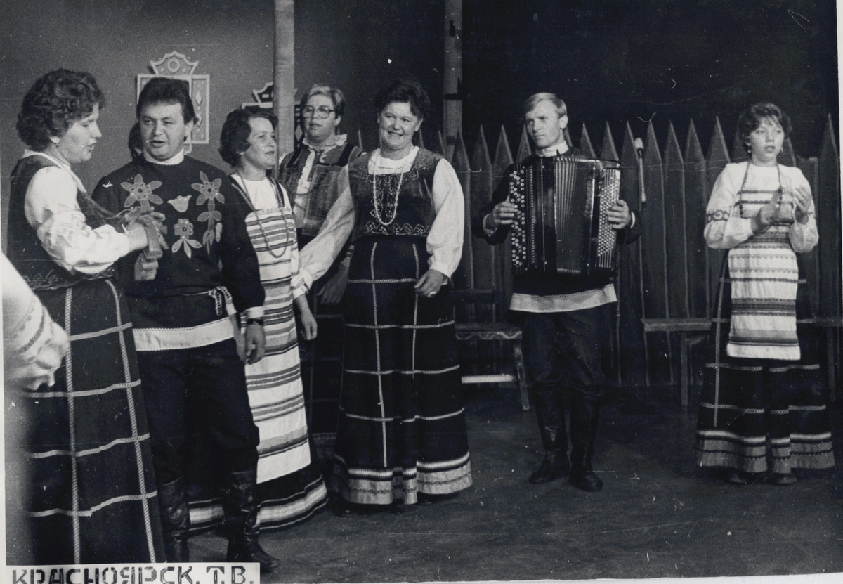 Я - справа (с бубном) 😅